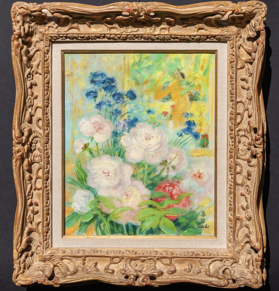 Tác phẩm Les Pivoines của Lê Phổ, thể hiện bó mẫu đơn nở giữa nền xanh lá – vàng, có bóng dáng thiếu nữ thấp thoáng phía sau