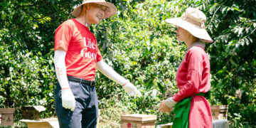 100 nhà nuôi ong mật được trao tặng góp phần tạo sinh kế bền vững cho người dân.