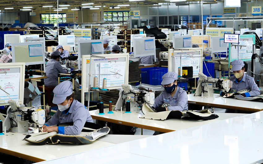Công nhân may áo ghế tại Nhà máy ghế ô tô.