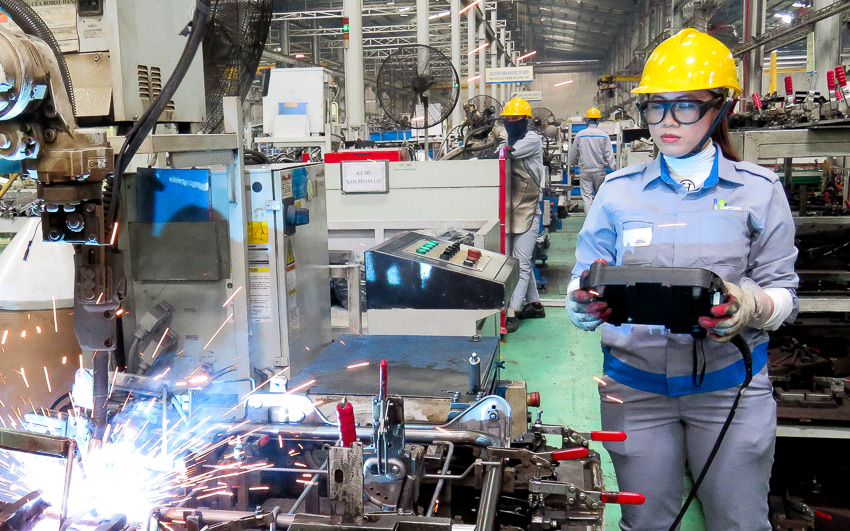 Chị Trần Thị Thu Can - công nhân hàn, tổ hợp cơ khí đang vận hành robot hàn.