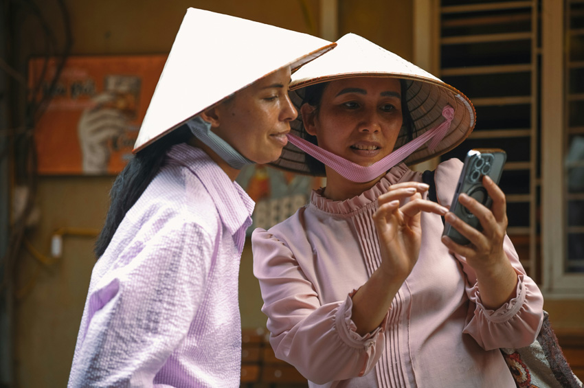 Một gia đình Việt Nam cùng nhau xem phim trên Netflix, làm nổi bật sự gắn kết văn hóa và thói quen giải trí mới.