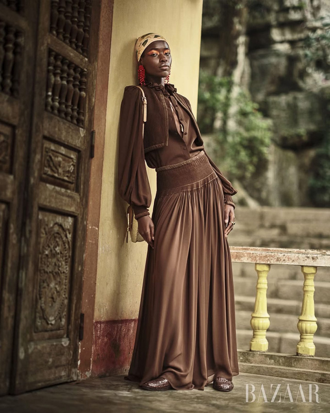 Bộ ảnh thời trang “Spirited Away” chụp tại Ninh Bình cho Harper’s Bazaar Mỹ, với người mẫu tạo dáng giữa thiên nhiên hoang sơ.