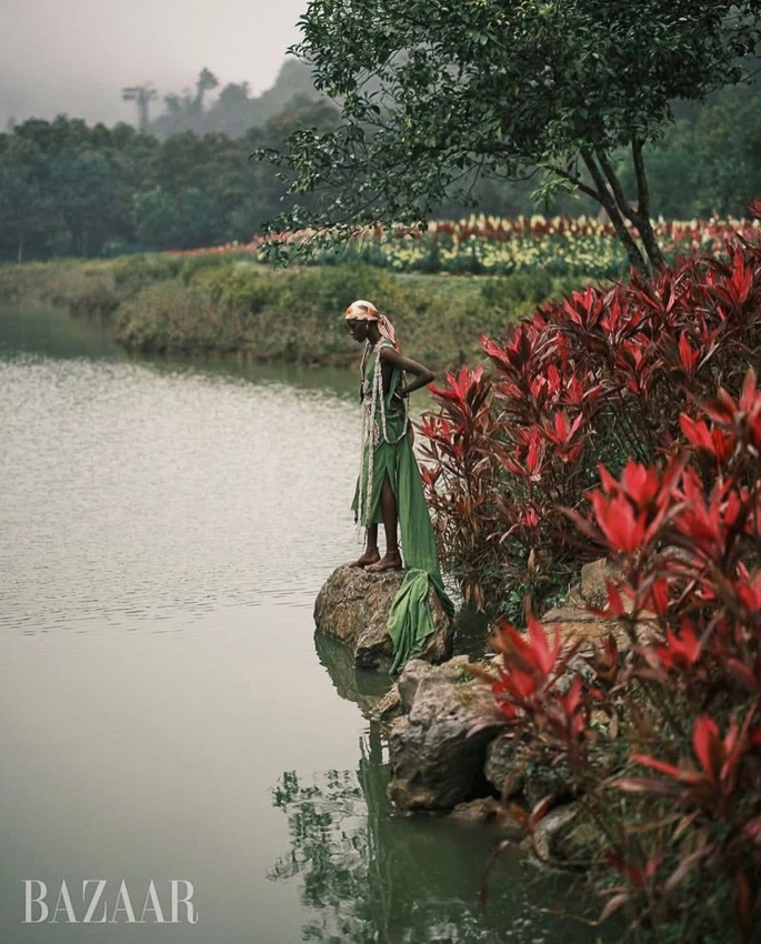 Bộ ảnh thời trang “Spirited Away” chụp tại Ninh Bình cho Harper’s Bazaar Mỹ, với người mẫu tạo dáng giữa thiên nhiên hoang sơ.