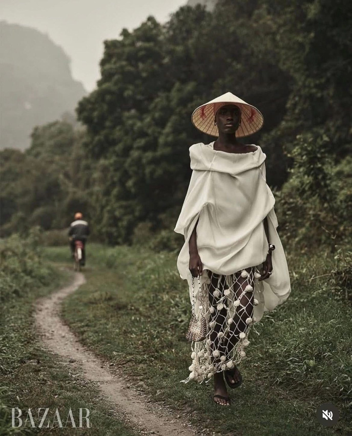 Bộ ảnh thời trang “Spirited Away” chụp tại Ninh Bình cho Harper’s Bazaar Mỹ, với người mẫu tạo dáng giữa thiên nhiên hoang sơ.