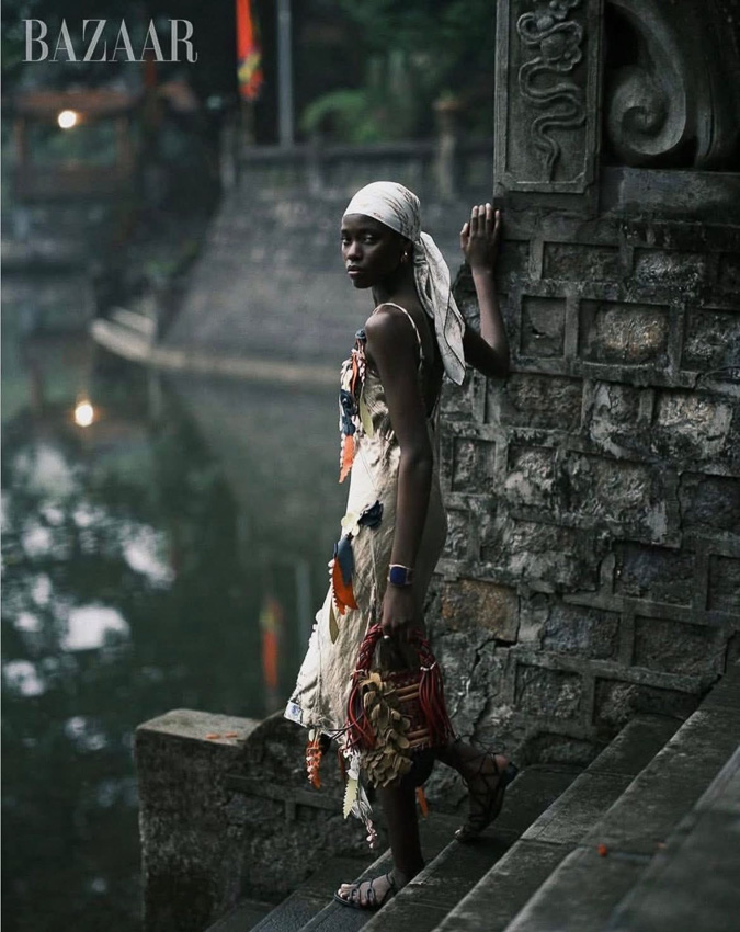 Bộ ảnh thời trang “Spirited Away” chụp tại Ninh Bình cho Harper’s Bazaar Mỹ, với người mẫu tạo dáng giữa thiên nhiên hoang sơ.