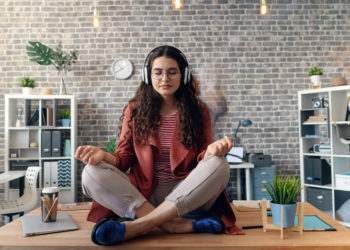 Gen Z và định nghĩa lại “năng suất”: Một phút tĩnh lặng giữa không gian số hóa – nơi cân bằng nội tâm quan trọng không kém deadline đúng hạn. (Ảnh: pexels-silverkblack)