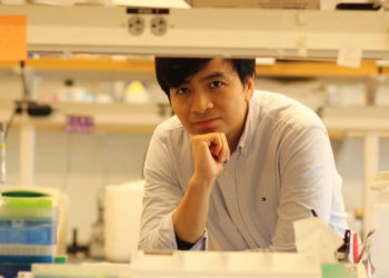 PGS.TS Phạm Gia Khánh giới thiệu gel tái tạo khớp gối tại hội nghị khoa học, sản phẩm được Bill Gates đầu tư