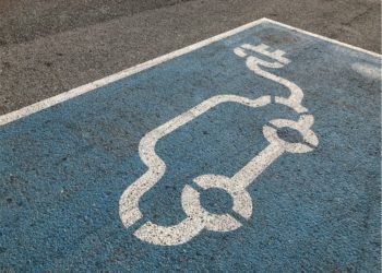 Trạm sạc và tách cà phê: Khi một đạo luật thay đổi cả hành trình mua xe