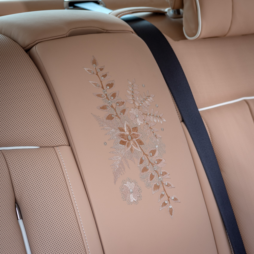 Hình ảnh chi tiết nội thất thêu tay của Rolls-Royce Phantom Dentelle độc bản