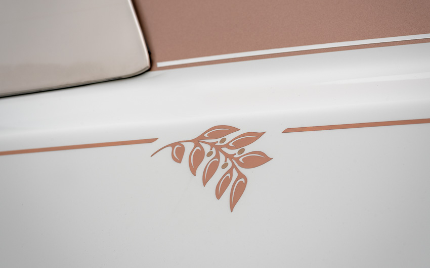 Hình ảnh chi tiết nội thất thêu tay của Rolls-Royce Phantom Dentelle độc bản