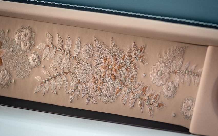 Hình ảnh chi tiết nội thất thêu tay của Rolls-Royce Phantom Dentelle độc bản