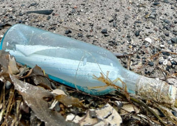 Chiếc chai thủy tinh chứa thư tay được tìm thấy trên bãi biển Inis Oirr, Ireland sau 13 năm lênh đênh từ Canada.