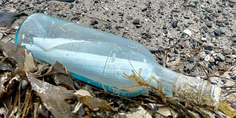 Chiếc chai thủy tinh chứa thư tay được tìm thấy trên bãi biển Inis Oirr, Ireland sau 13 năm lênh đênh từ Canada.