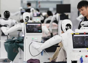 Robot vận hành trong nhà máy hiện đại tại Trung Quốc, biểu tượng cho mô hình kinh tế hiệu quả dẫn dắt bởi AI.