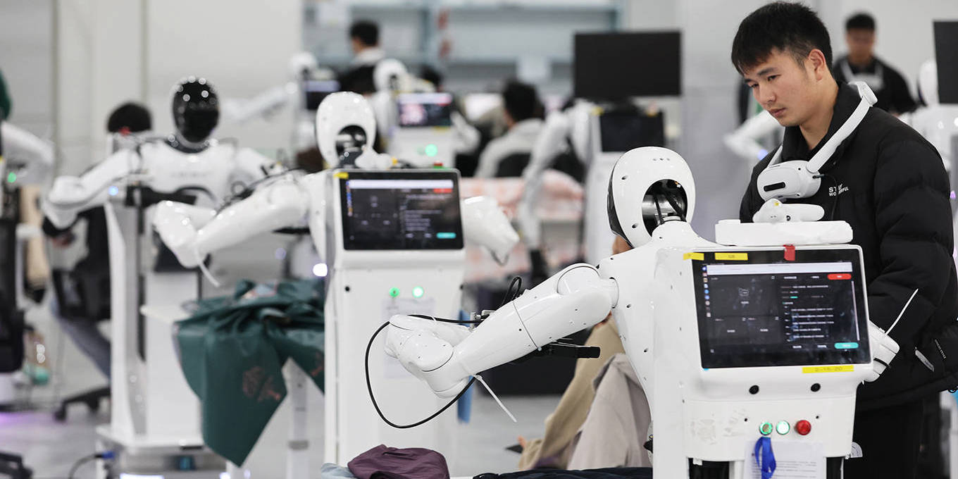 Robot vận hành trong nhà máy hiện đại tại Trung Quốc, biểu tượng cho mô hình kinh tế hiệu quả dẫn dắt bởi AI.