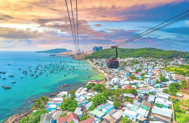 Việt Nam hút gần 11 triệu khách quốc tế nửa đầu 2025: Điều gì khiến chúng ta 'hot' đến vậy?