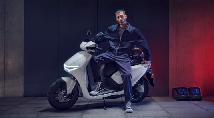 Xe máy điện và cuộc đua lùi không phanh