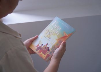 Bìa sách “Bên con, cha mẹ luôn ở đó” – tác giả Thích Khải Thành, chia sẻ chánh niệm trong vai trò làm cha mẹ.