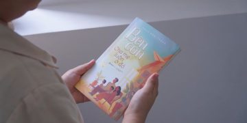 Bìa sách “Bên con, cha mẹ luôn ở đó” – tác giả Thích Khải Thành, chia sẻ chánh niệm trong vai trò làm cha mẹ.