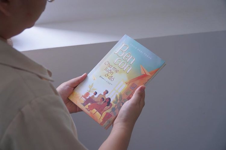 Bìa sách “Bên con, cha mẹ luôn ở đó” – tác giả Thích Khải Thành, chia sẻ chánh niệm trong vai trò làm cha mẹ.