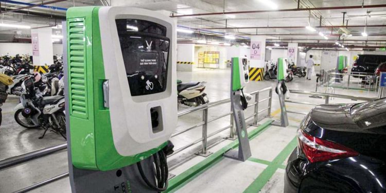 Chuyên gia: 'Hệ sinh thái xe điện chưa đồng bộ'