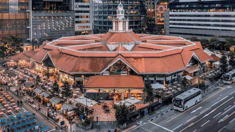 Giữa những tòa cao ốc hiện đại, Lau Pa Sat vẫn giữ trọn linh hồn di sản ẩm thực Singapore. Ảnh: Tripadvisor
