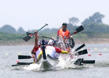 Đoàn thuyền đua tranh tài sôi động tại Hồ Đá Bàng TP.HCM trong tiếng hò reo cuồng nhiệt của khán giả - 1