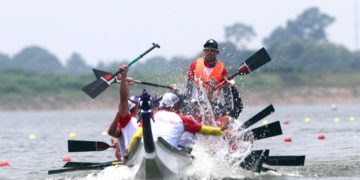 Đoàn thuyền đua tranh tài sôi động tại Hồ Đá Bàng TP.HCM trong tiếng hò reo cuồng nhiệt của khán giả - 1
