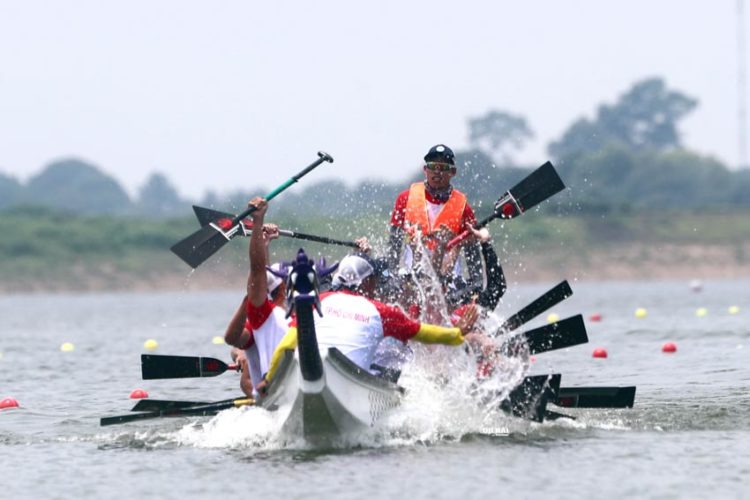 Đoàn thuyền đua tranh tài sôi động tại Hồ Đá Bàng TP.HCM trong tiếng hò reo cuồng nhiệt của khán giả - 1