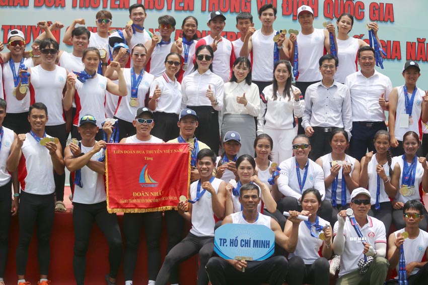 Đoàn thuyền đua tranh tài sôi động tại Hồ Đá Bàng TP.HCM trong tiếng hò reo cuồng nhiệt của khán giả - 4