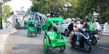 Xích lô không chỉ là phương tiện gắn với ký ức và hình ảnh Huế, mà nay còn được ‘khoác’ thêm yếu tố công nghệ.