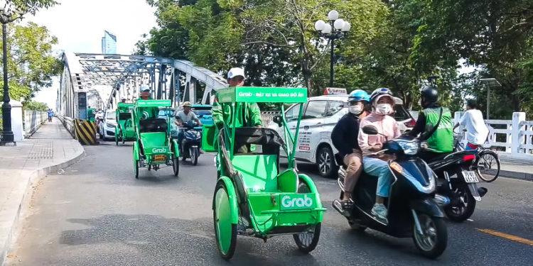 Xích lô không chỉ là phương tiện gắn với ký ức và hình ảnh Huế, mà nay còn được ‘khoác’ thêm yếu tố công nghệ.