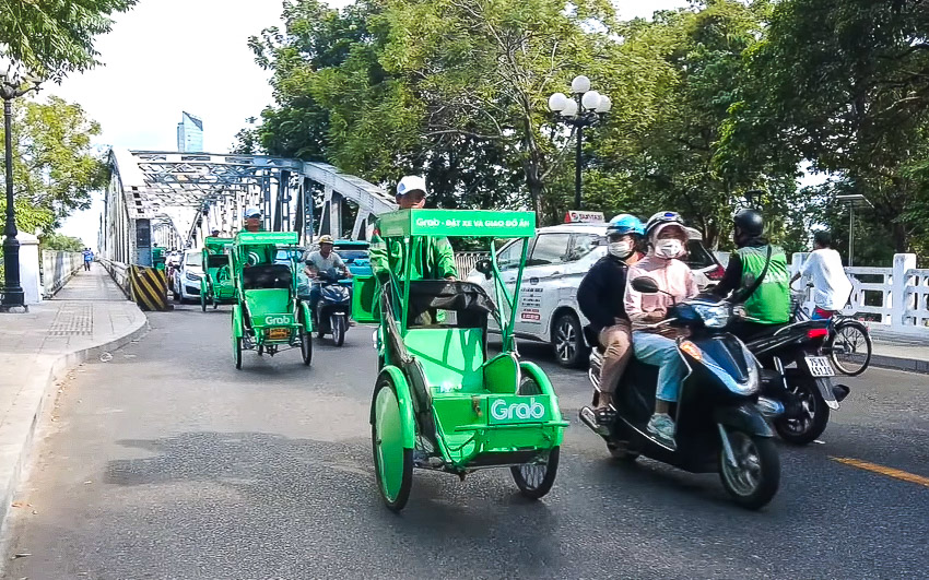 Xích lô không chỉ là phương tiện gắn với ký ức và hình ảnh Huế, mà nay còn được ‘khoác’ thêm yếu tố công nghệ.