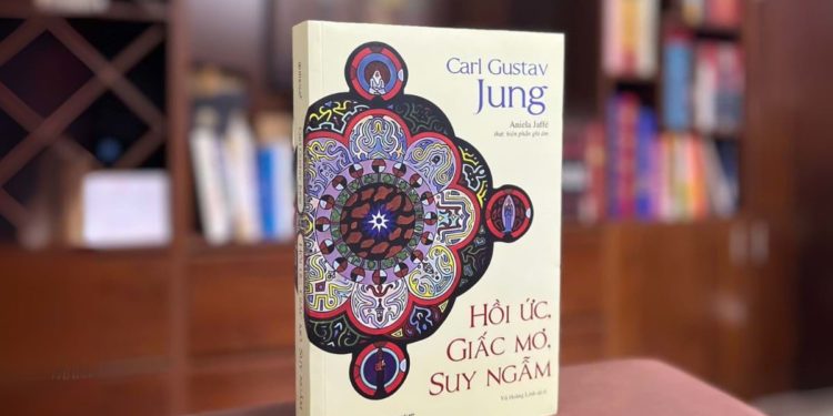Bìa sách “Hồi ức, giấc mơ, suy ngẫm” với hình mandala do Carl Jung vẽ