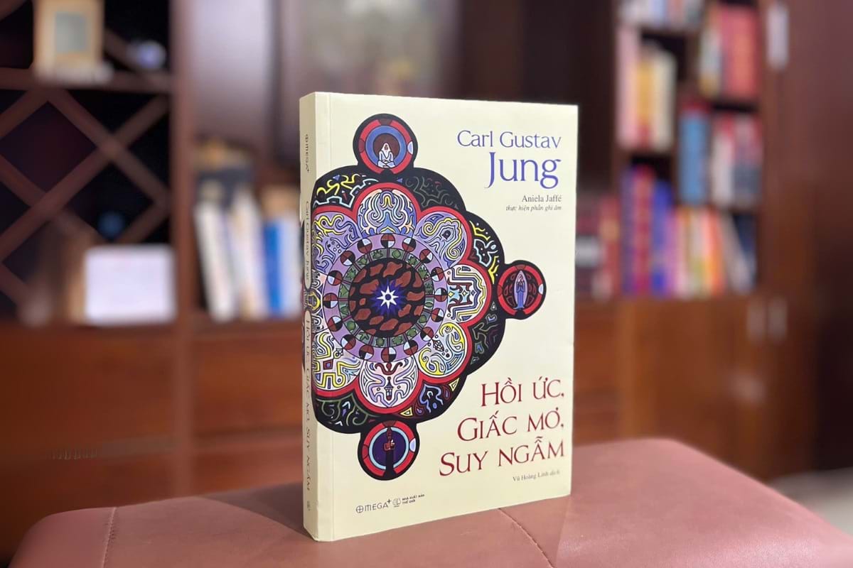 Bìa sách “Hồi ức, giấc mơ, suy ngẫm” với hình mandala do Carl Jung vẽ