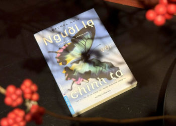 Bìa sách “Người lạ với chính ta” của Rachel Aviv – tác phẩm phi hư cấu về chẩn đoán tâm thần và bản ngã con người