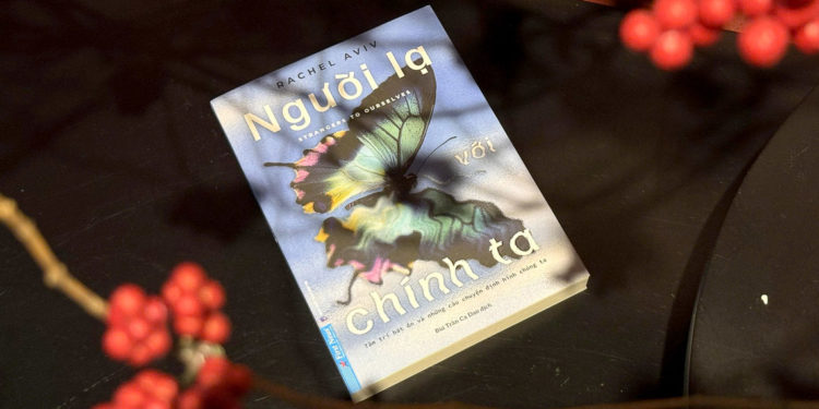 Bìa sách “Người lạ với chính ta” của Rachel Aviv – tác phẩm phi hư cấu về chẩn đoán tâm thần và bản ngã con người