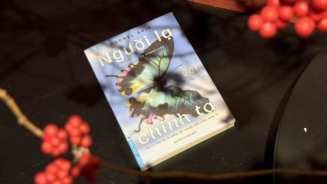Bìa sách “Người lạ với chính ta” của Rachel Aviv – tác phẩm phi hư cấu về chẩn đoán tâm thần và bản ngã con người