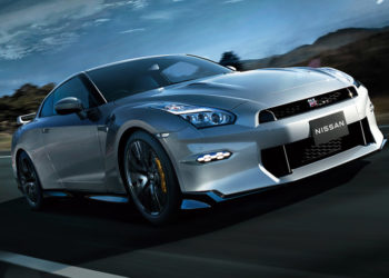 Ảnh xe Nissan GT-R R35 màu đen, góc chụp từ phía trước, cho thấy thiết kế mạnh mẽ và logo Nissan, tượng trưng cho sự kết thúc sản xuất mẫu xe huyền thoại.