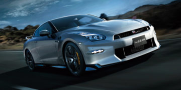 Ảnh xe Nissan GT-R R35 màu đen, góc chụp từ phía trước, cho thấy thiết kế mạnh mẽ và logo Nissan, tượng trưng cho sự kết thúc sản xuất mẫu xe huyền thoại.