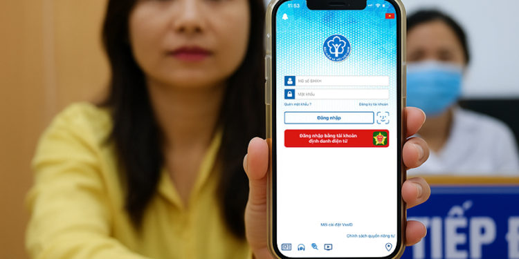 Người dân sử dụng CCCD tích hợp BHYT khi làm thủ tục khám chữa bệnh tại bệnh viện