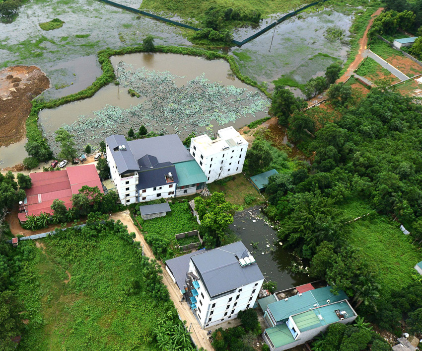 Những ngôi nhà mới mọc lên bên làng cũ. Ảnh: Giản Thanh Sơn