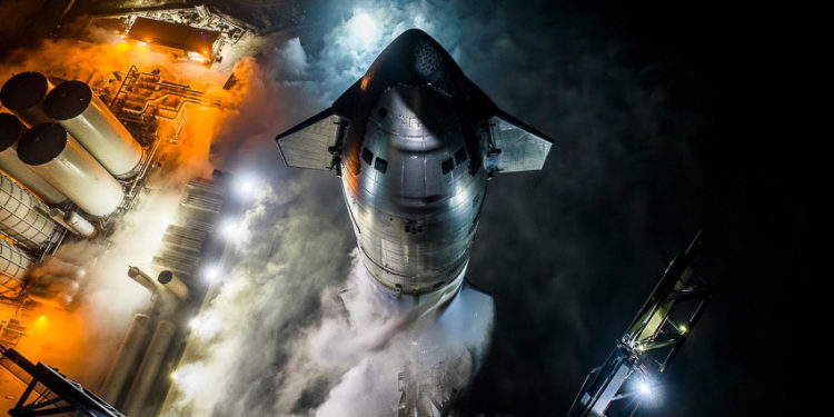 Tàu Starship khổng lồ của SpaceX chuẩn bị phóng tại Starbase, Texas