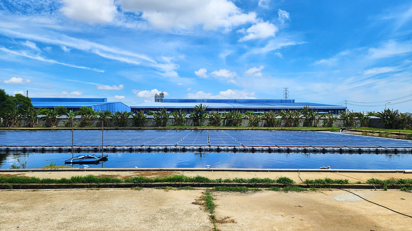 Toàn cảnh nhà máy xử lý nước sạch tích hợp hệ thống điện mặt trời áp mái tại miền Trung.