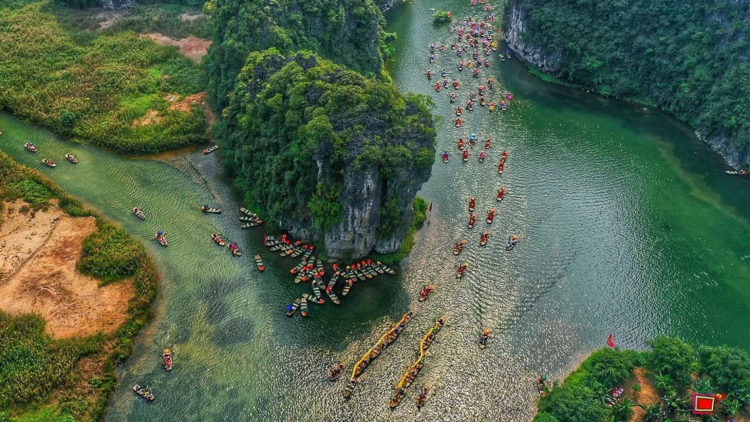 Tràng An thu với phong cảnh núi non hùng vĩ cùng những dòng sông nhỏ quanh co, các thung lũng hoang sơ... (Ảnh: Vnexpress)