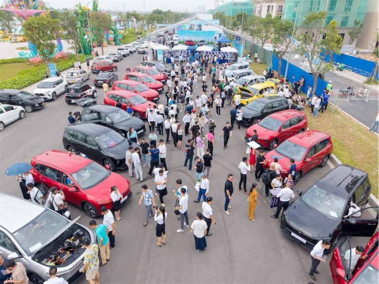 Limo Green lăn bánh: VinFast tăng tốc cuộc đua vận tải xanh