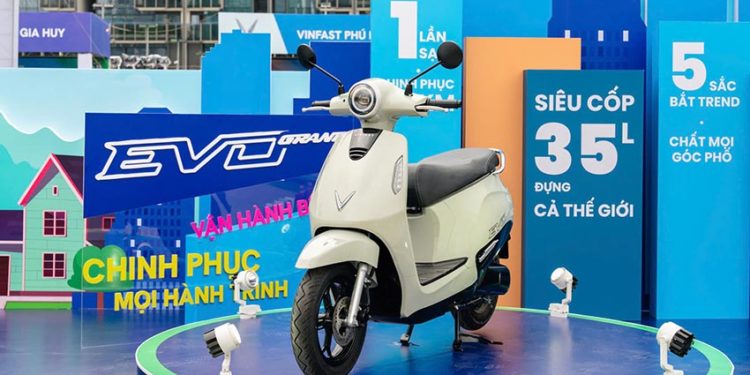 Mẫu xe máy điện VinFast mới với pin LFP, chính sách bảo hành 8 năm