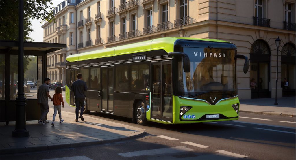 Xe buýt điện VinFast EB 12 trưng bày tại Busworld Europe 2025, phối cảnh đô thị châu Âu, hành khách lên xuống thuận tiện