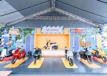 Người dùng đổi pin xe máy điện VinFast tại trạm công cộng, thao tác tháo lắp nhanh. 2
