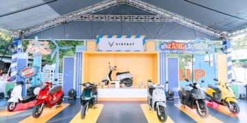 Người dùng đổi pin xe máy điện VinFast tại trạm công cộng, thao tác tháo lắp nhanh. 2